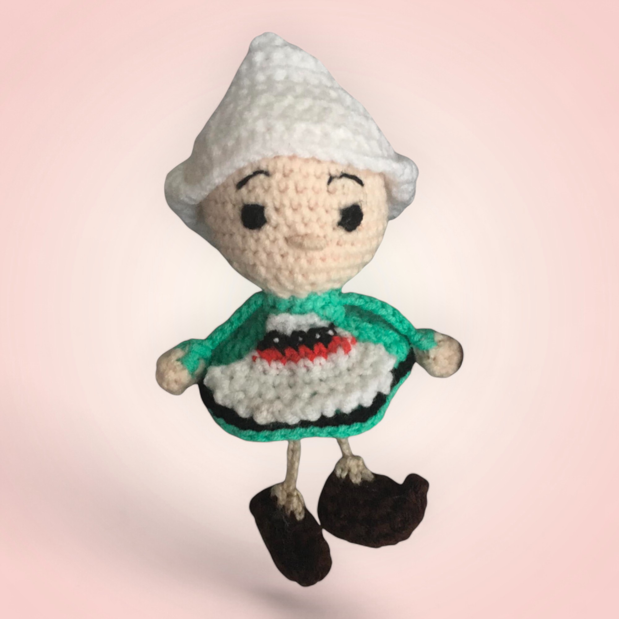 Adorable poupée Bécassine en crochet, vêtue d'un costume traditionnel.