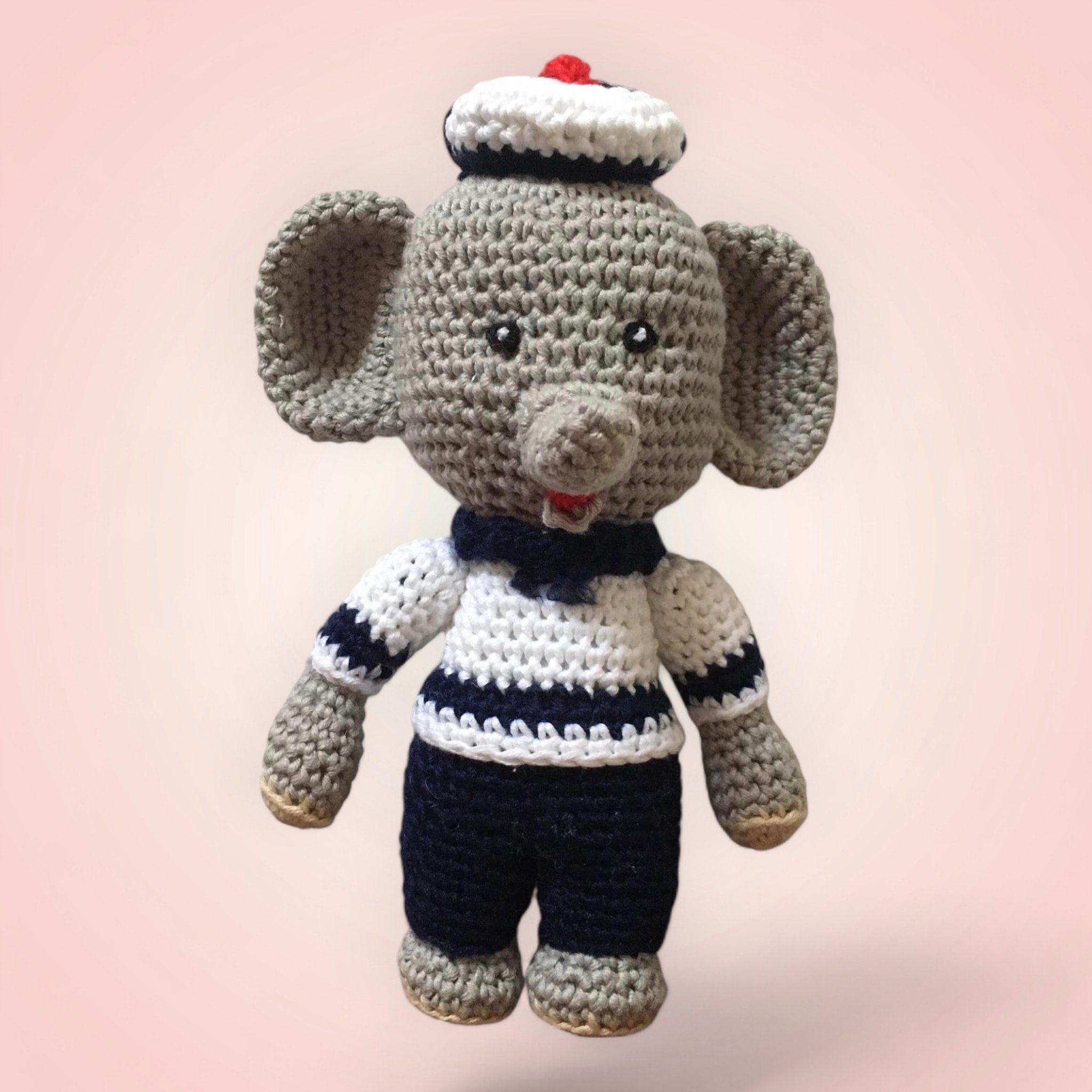 Adorable éléphant marinier en crochet, fait main avec amour.