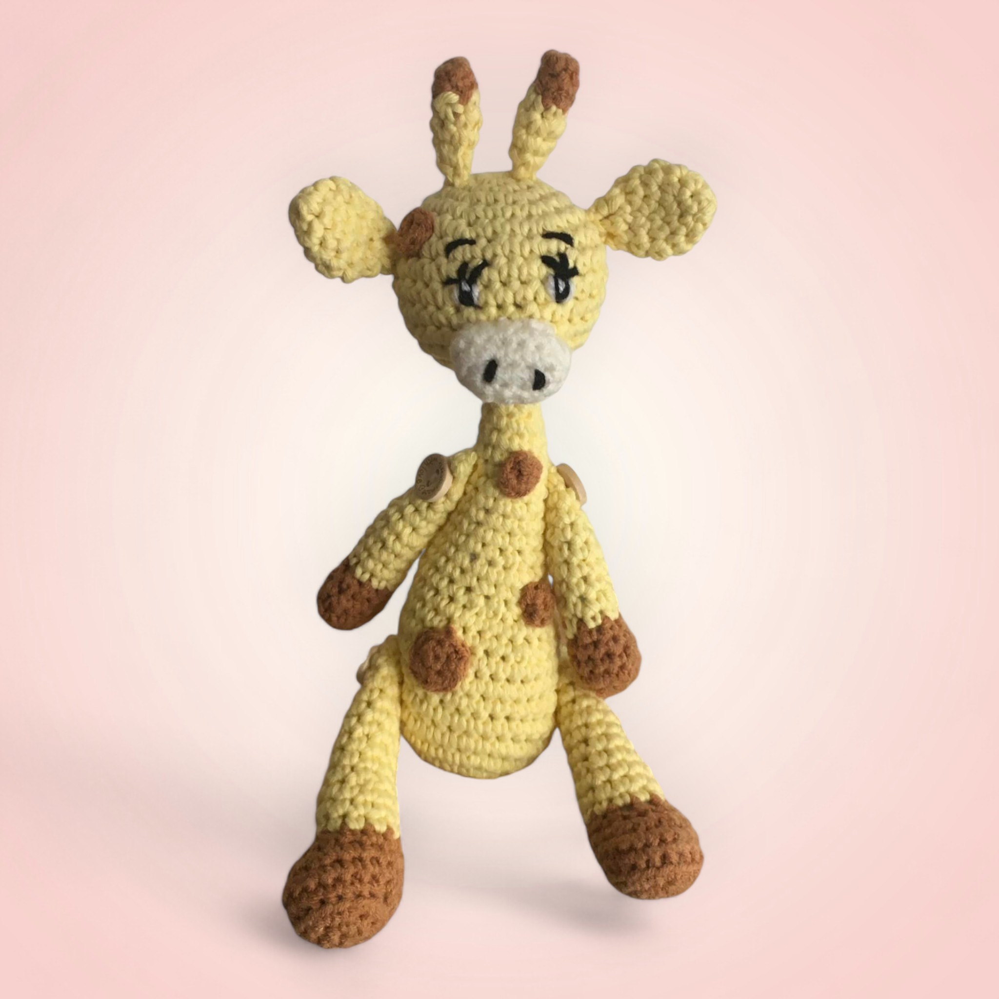 Jolie girafe en crochet, faite main avec amour.