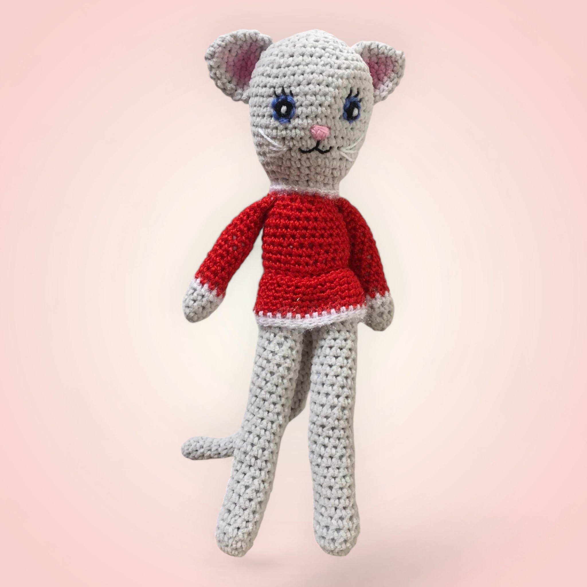 Adorable chat en pull rouge, peluche crochetée à la main.