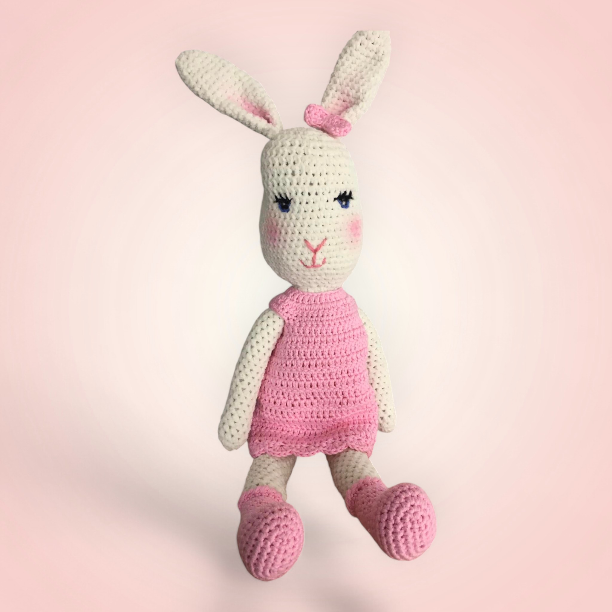 Adorable peluche lapine rose, crochetée à la main.