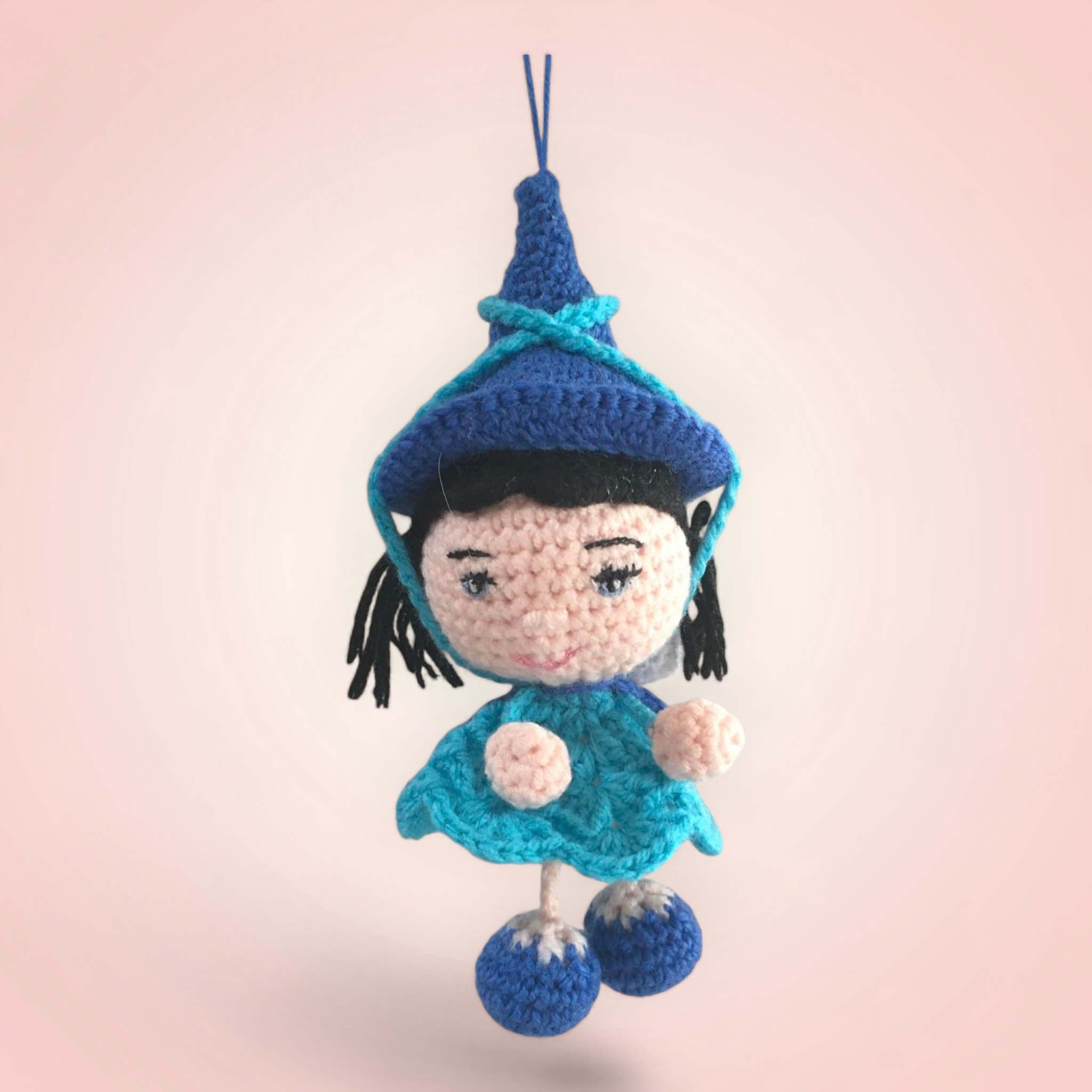 Adorable petite poupée à suspendre en crochet, couleur bleue.