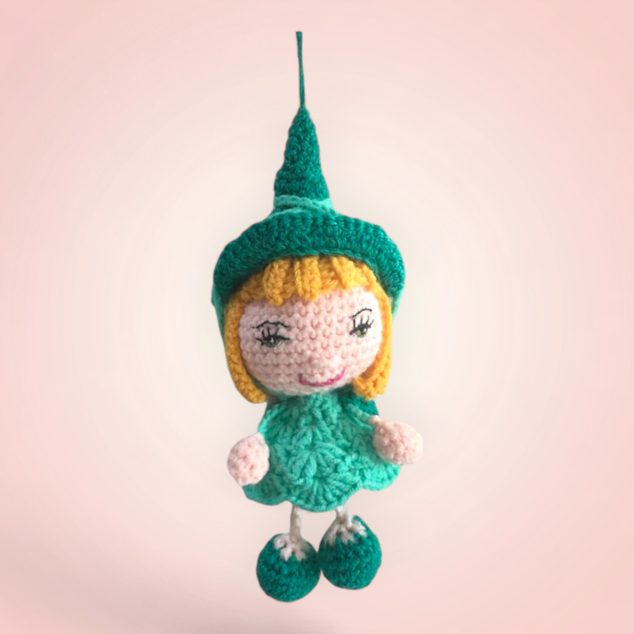 Adorable petite poupée à suspendre en crochet, couleur vert clair.