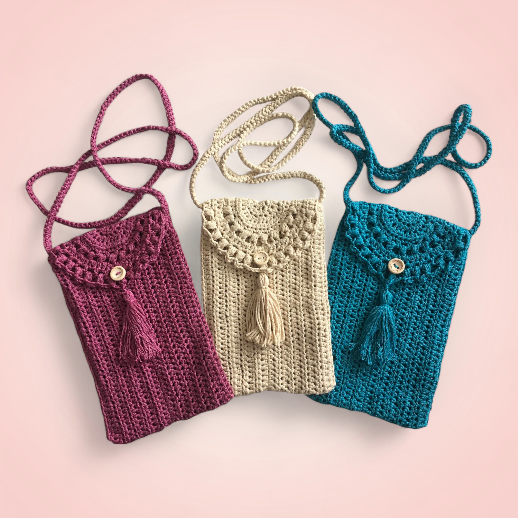 Pochette de téléphone en crochet, disponible en plusieurs coloris sombres.