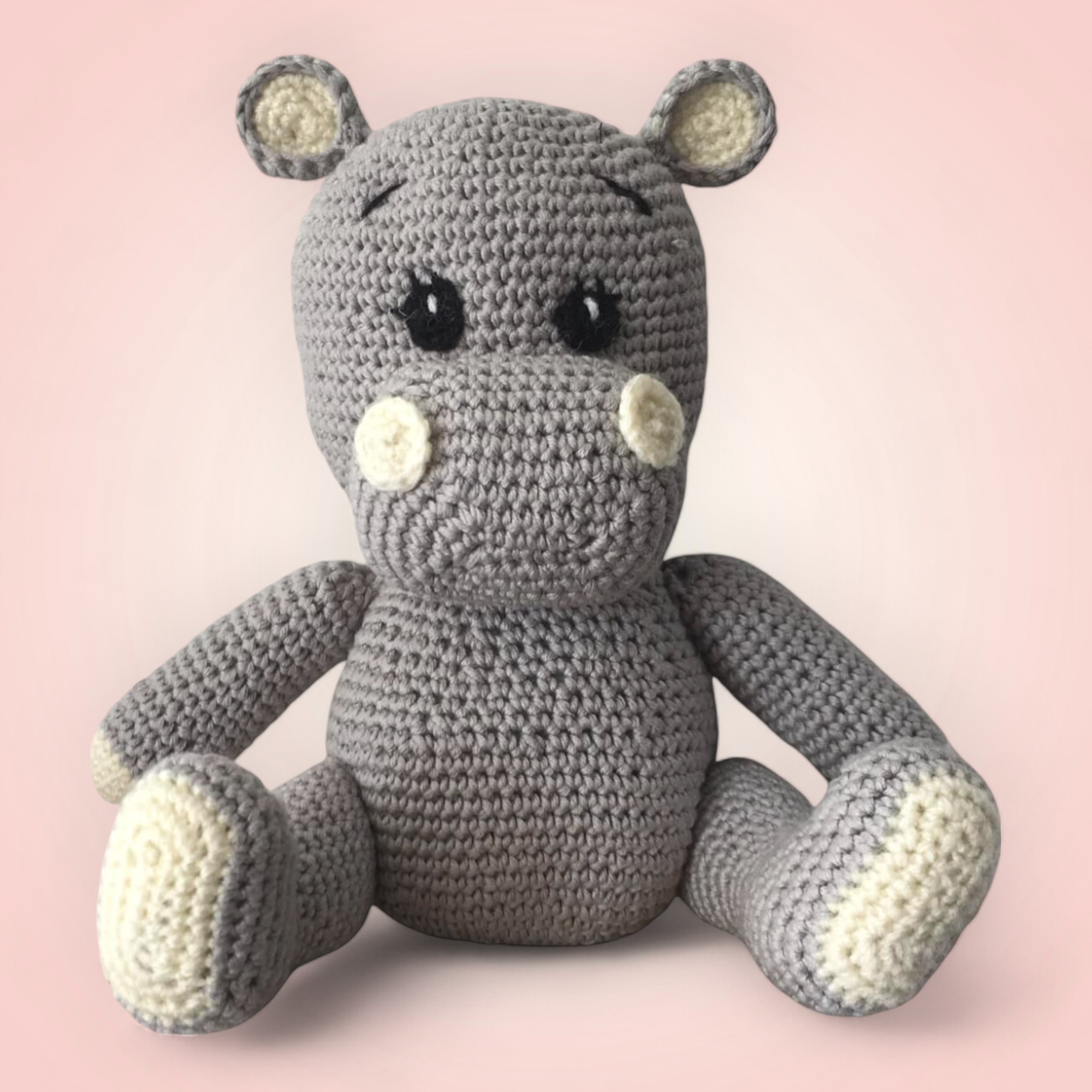 Adorable hippopotame gris clair en crochet.