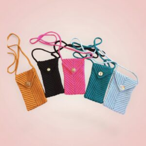 Pochette de téléphone en crochet avec fermeture aimantée et bouton décoratif.