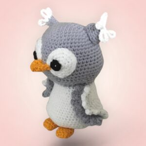 Charmante chouette grise en crochet.