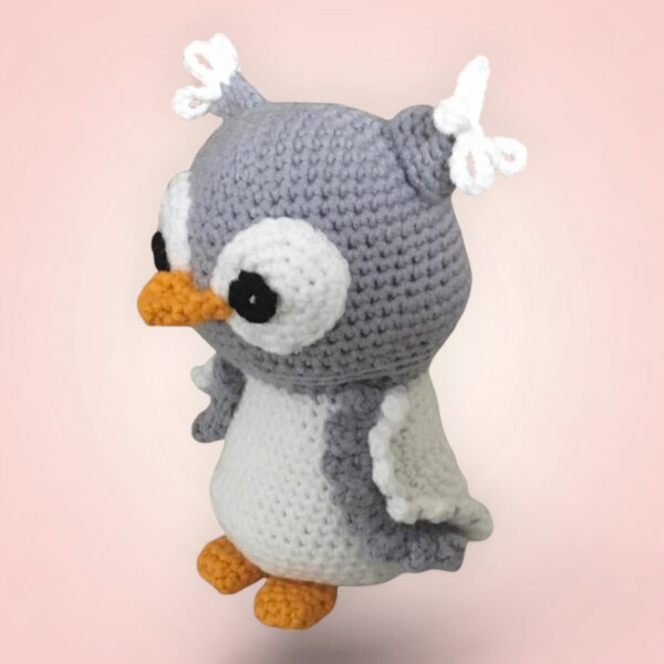 Charmante chouette grise en crochet.