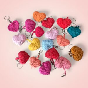 Porte-clé cœur crocheté à la main, disponible en différentes couleurs.