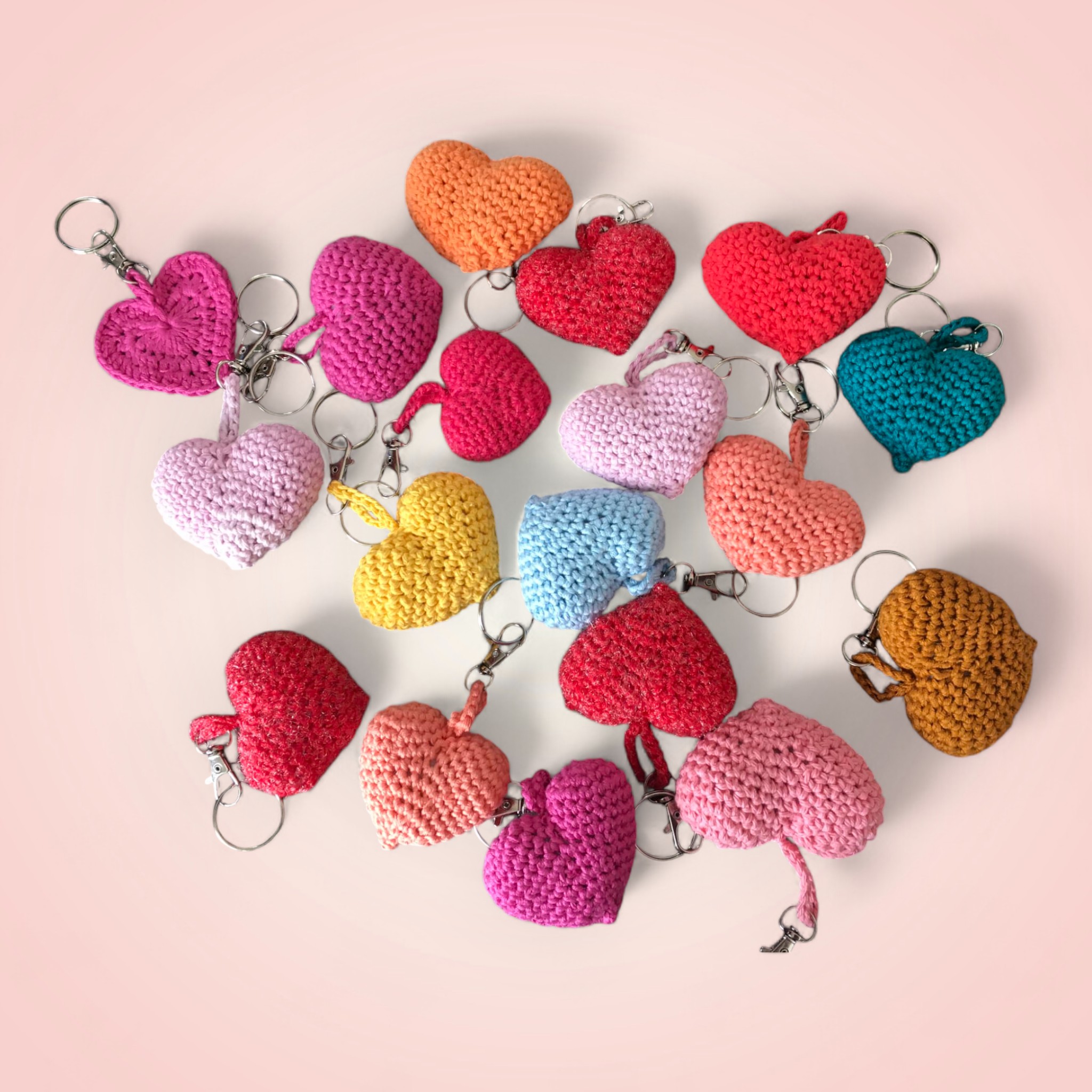 Magnifique Porte-clé Cœur Breton – 5 cm 1 Porte-clé cœur crocheté à la main, disponible en différentes couleurs.