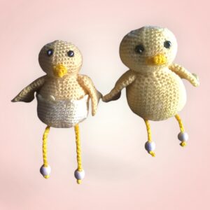 Adorable duo de peluches : Maman Poule et son Bébé Poussin.