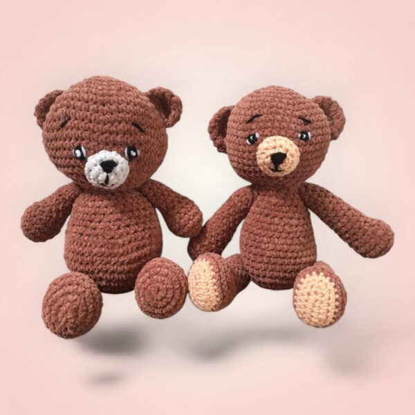 Adorable famille d'ours bruns en crochet.