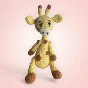 Jolie girafe en crochet, faite main avec amour.