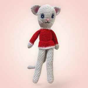 Adorable chat en pull rouge, peluche crochetée à la main.