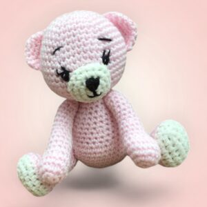 Adorable ours rose et blanc en crochet.