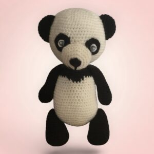 Adorable panda en peluche crocheté à la main.