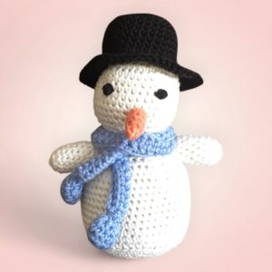 Charmant bonhomme de neige en peluche, fait main avec amour.