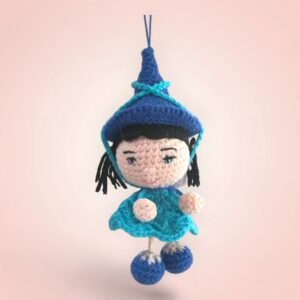 Adorable petite poupée à suspendre en crochet, couleur bleue.