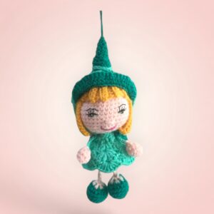 Adorable petite poupée à suspendre en crochet, couleur vert clair.