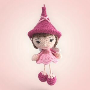 Adorable petite poupée à suspendre en crochet, couleur rose.