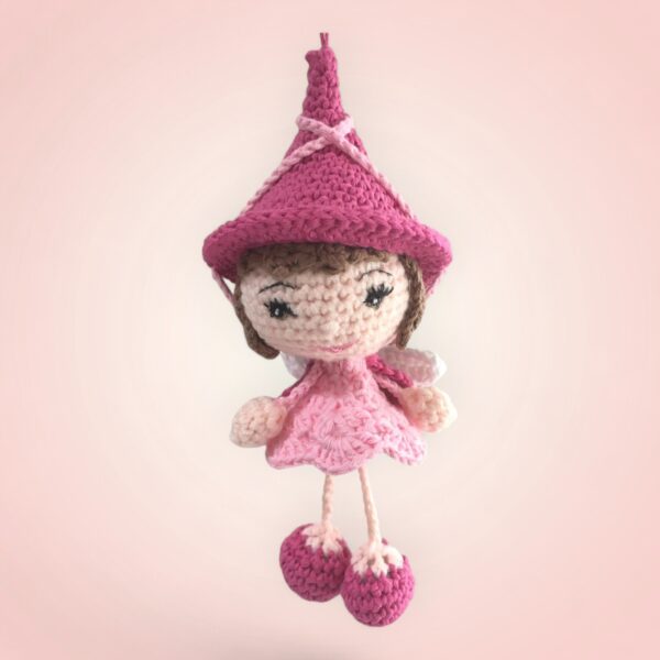Adorable petite poupée à suspendre en crochet, couleur rose.