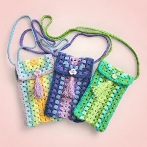 Pochette de téléphone en crochet multicolore, faite main avec la technique du granny.