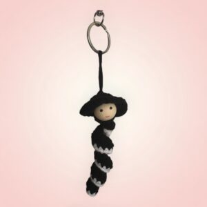 Porte-clés Petit Breton crocheté à la main, représentant un homme en costume traditionnel.