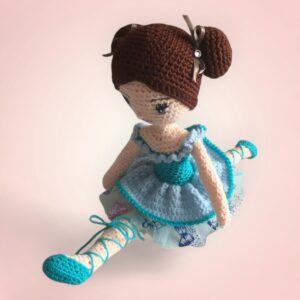 Magnifique poupée ballerine en crochet, vêtue d'une robe bleue.