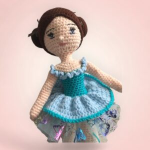 Élégante poupée en crochet avec une robe en tulle bleu.