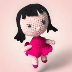 Adorable poupée rose en crochet.