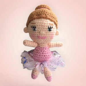 Gracieuse poupée en crochet avec une robe en tulle rose.