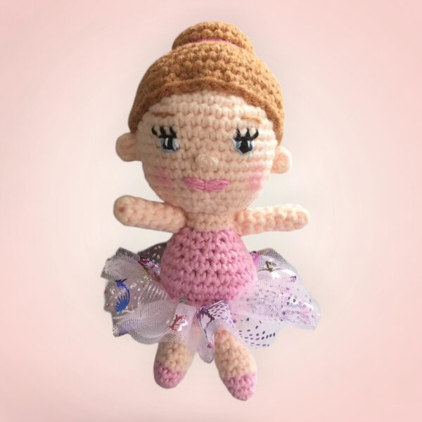 Gracieuse poupée en crochet avec une robe en tulle rose.