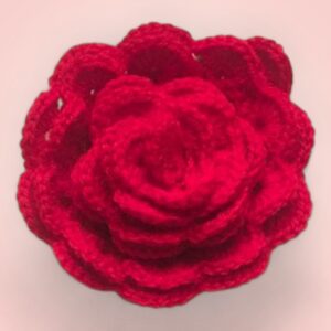 Rose Poupée en crochet, une fleur magique et réversible qui cache une adorable poupée.