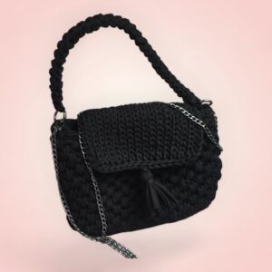 Sac à main noir rectangulaire avec chaîne argentée.