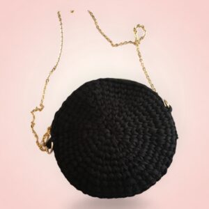 Sac à main noir rond avec chaîne dorée.