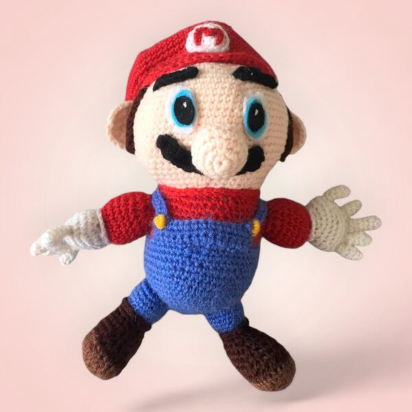 Figurine Super Mario crochetée à la main.