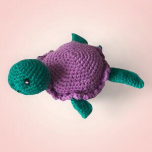 Jolie tortue verte et violette en crochet.