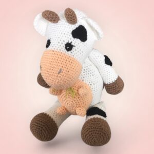 Adorable vache en peluche, crochetée à la main.