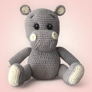 Adorable hippopotame gris clair en crochet.