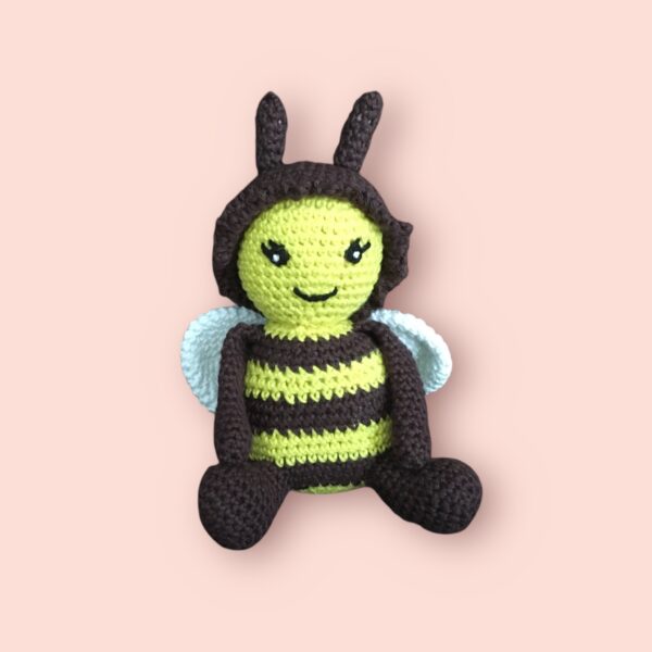 Adorable amigurumi abeille, peluche crochetée à la main.