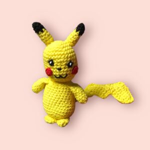 Adorable peluche Pikachu crochetée à la main.