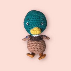 Adorable canard col vert en crochet.