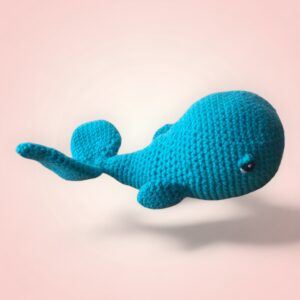 Adorable baleine bleue en crochet.