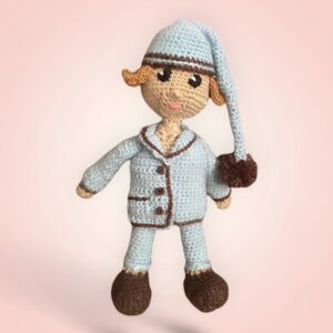 Adorable peluche Dormeur en crochet, vêtue d'un pyjama et d'un bonnet de nuit.