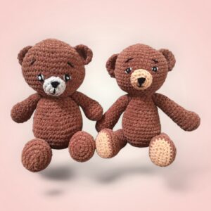 Adorable famille d'ours bruns en crochet.