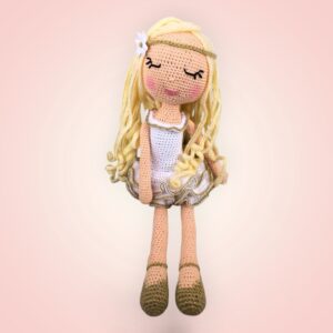 Charmante poupée jeune fille blonde en crochet.
