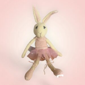 Adorable peluche lapine avec un tutu rose, crochetée à la main.