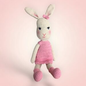 Adorable peluche lapine rose, crochetée à la main.