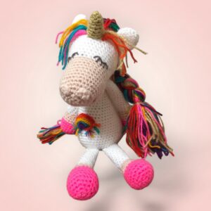 Magnifique licorne multicolore en peluche, crochetée à la main.