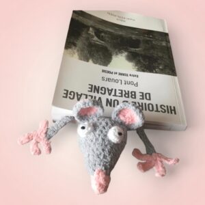 Marque-page en forme de rat gris, crocheté à la main.